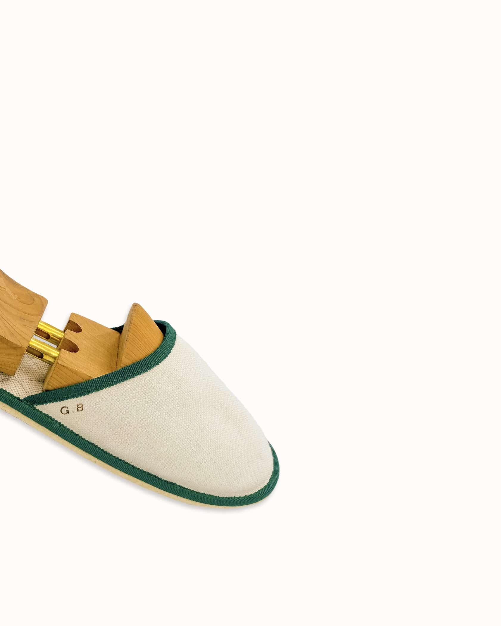 French slippers for men, women and kids. Le Spleen "Rayon Vert", beige and green. A slip-on like hotel slippers with a quilted padding and an outstanding craftsmanship manufacturing. Made in France.
