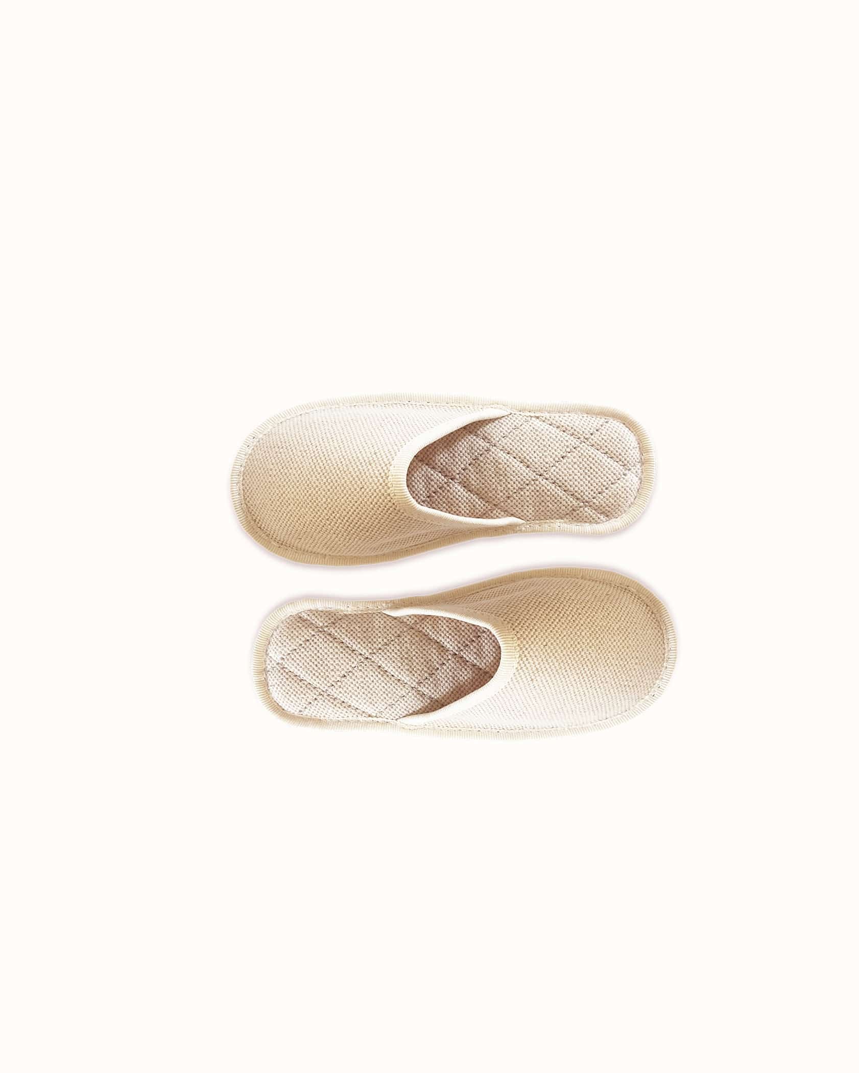 French slippers for kids. Le Spleen "Petite Flamme", beige and white. A slip-on like hotel slippers with a quilted padding and an outstanding craftsmanship manufacturing. Made in France.