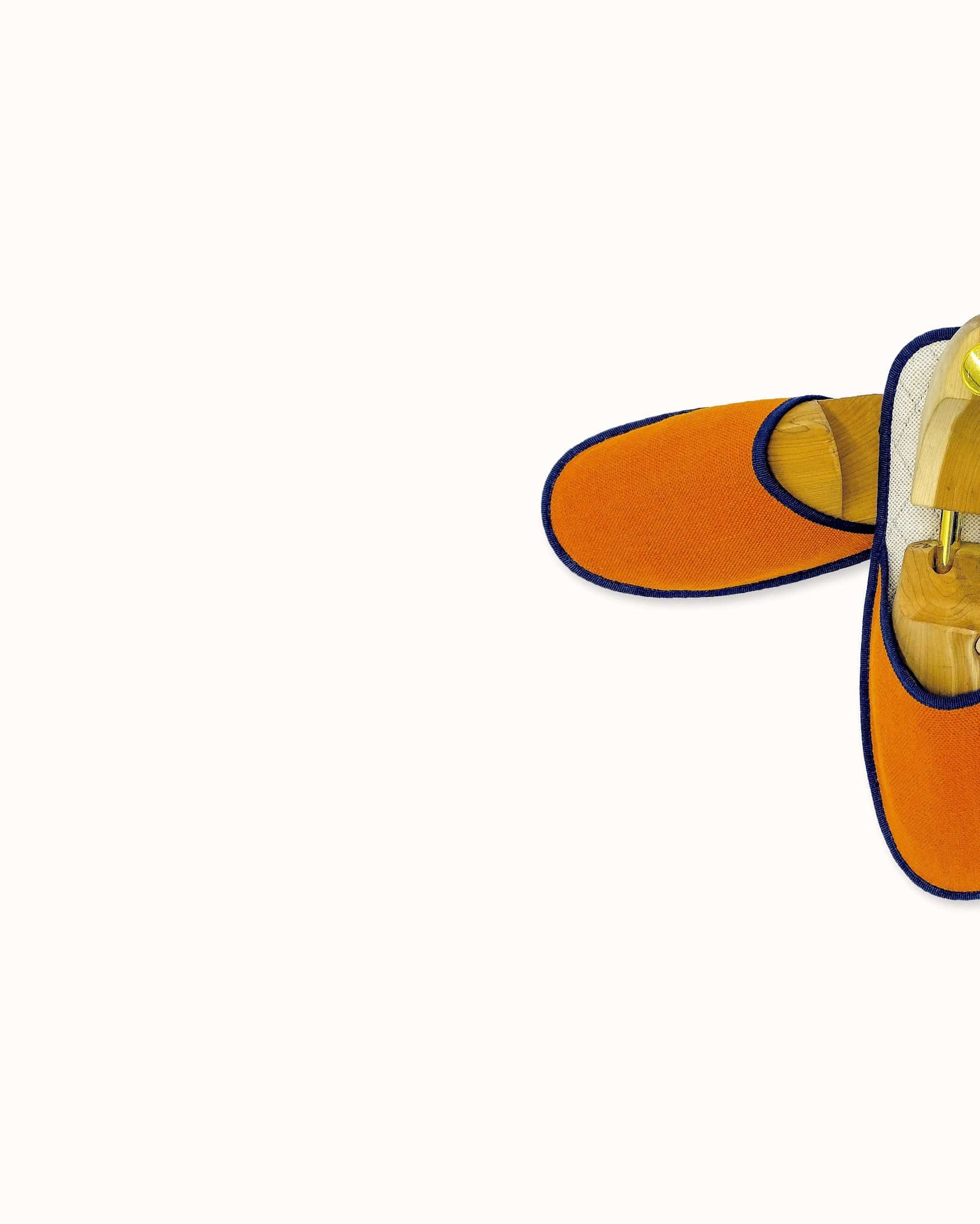 Chausson français pour homme, femme et enfant fabriqué en France. Modèle Feu (orange et bleu), une pantoufle comme à l’hôtel vêtue d’un rembourrage matelassé et d’une finition sophistiquée.