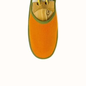 Chausson français pour homme, femme et enfant fabriqué en France. Modèle Couvre-feu (orange et vert), une pantoufle comme à l’hôtel vêtue d’un rembourrage matelassé et d’une finition sophistiquée.