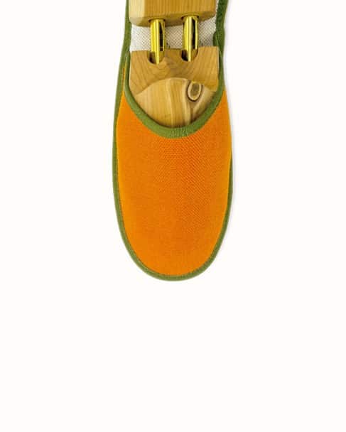 Chausson français pour homme, femme et enfant fabriqué en France. Modèle Couvre-feu (orange et vert), une pantoufle comme à l’hôtel vêtue d’un rembourrage matelassé et d’une finition sophistiquée.