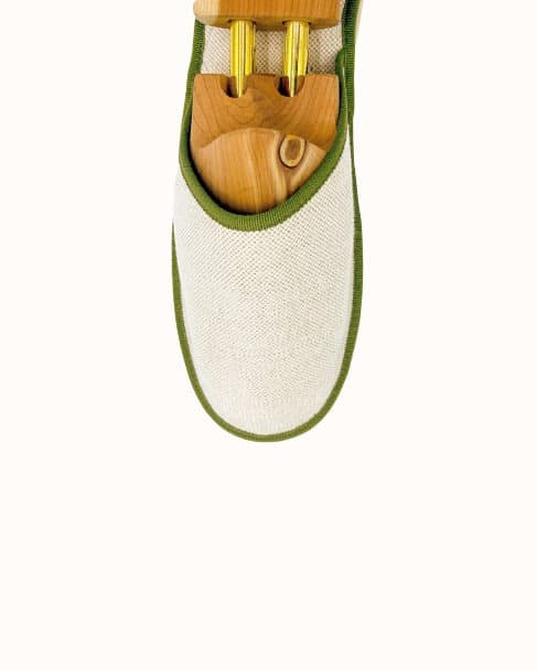 Chausson français pour homme, femme et enfant fabriqué en France. Modèle Psychanalyse (beige et vert), une pantoufle comme à l’hôtel vêtue d’un rembourrage matelassé et d’une finition sophistiquée.