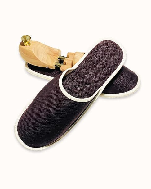 French slippers for men, women and kids. Le Spleen "Le Magnifique", brown and white. A slip-on like hotel slippers with a quilted padding and an outstanding craftsmanship manufacturing. Made in France.