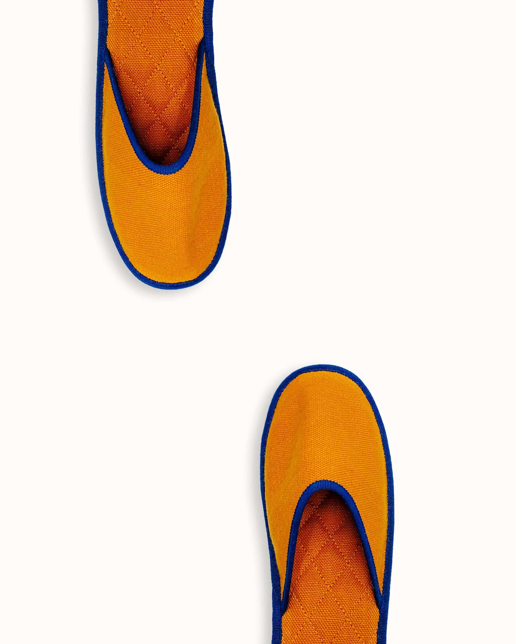 Chausson français pour homme, femme et enfant fabriqué en France. Modèle Feu (orange et bleu), une pantoufle comme à l’hôtel vêtue d’un rembourrage matelassé et d’une finition sophistiquée.