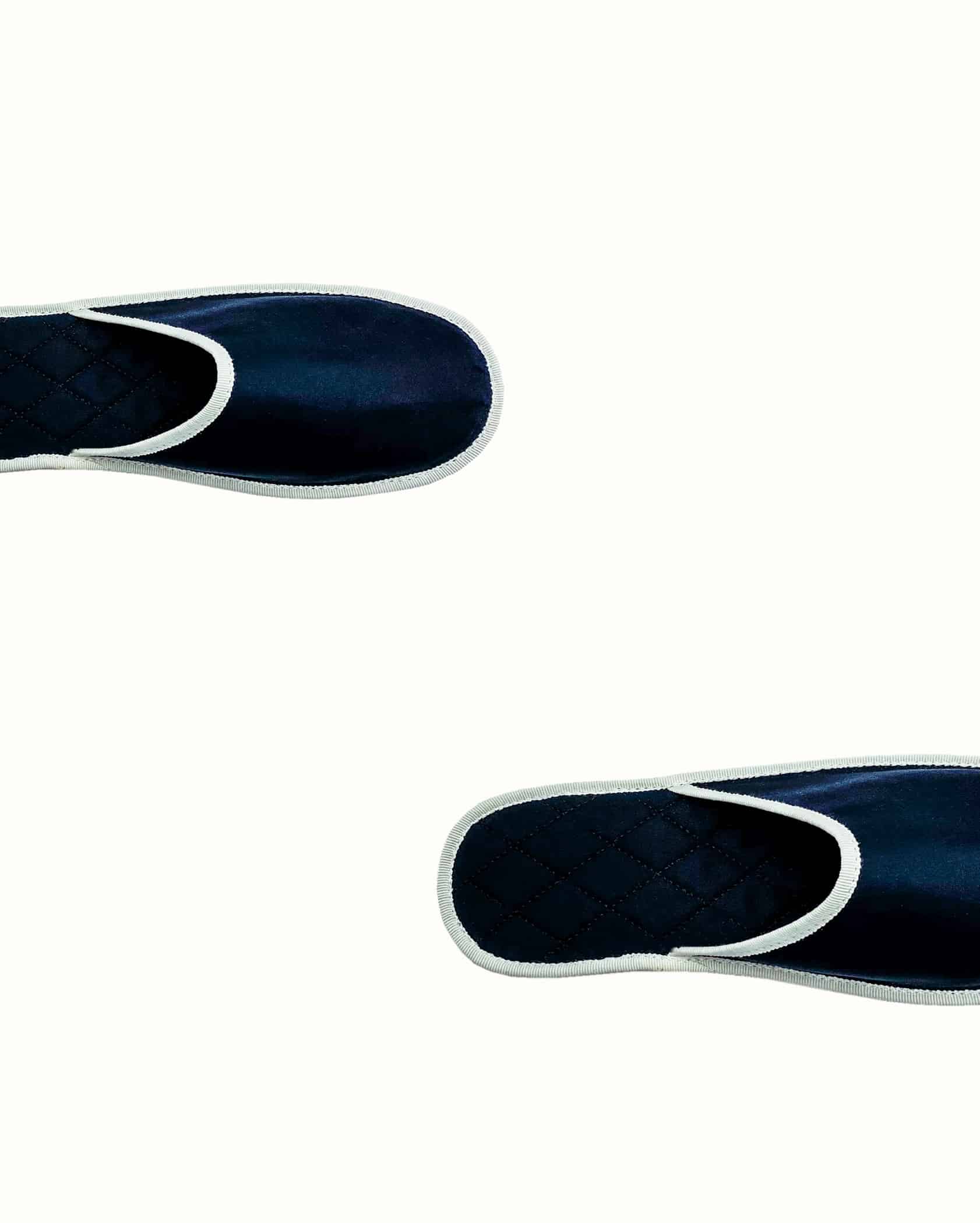 French slippers for men, women and kids. Le Spleen "Outrenoir", navy blue and white. A slip-on like hotel slippers with a quilted padding and an outstanding craftsmanship manufacturing. Made in France.