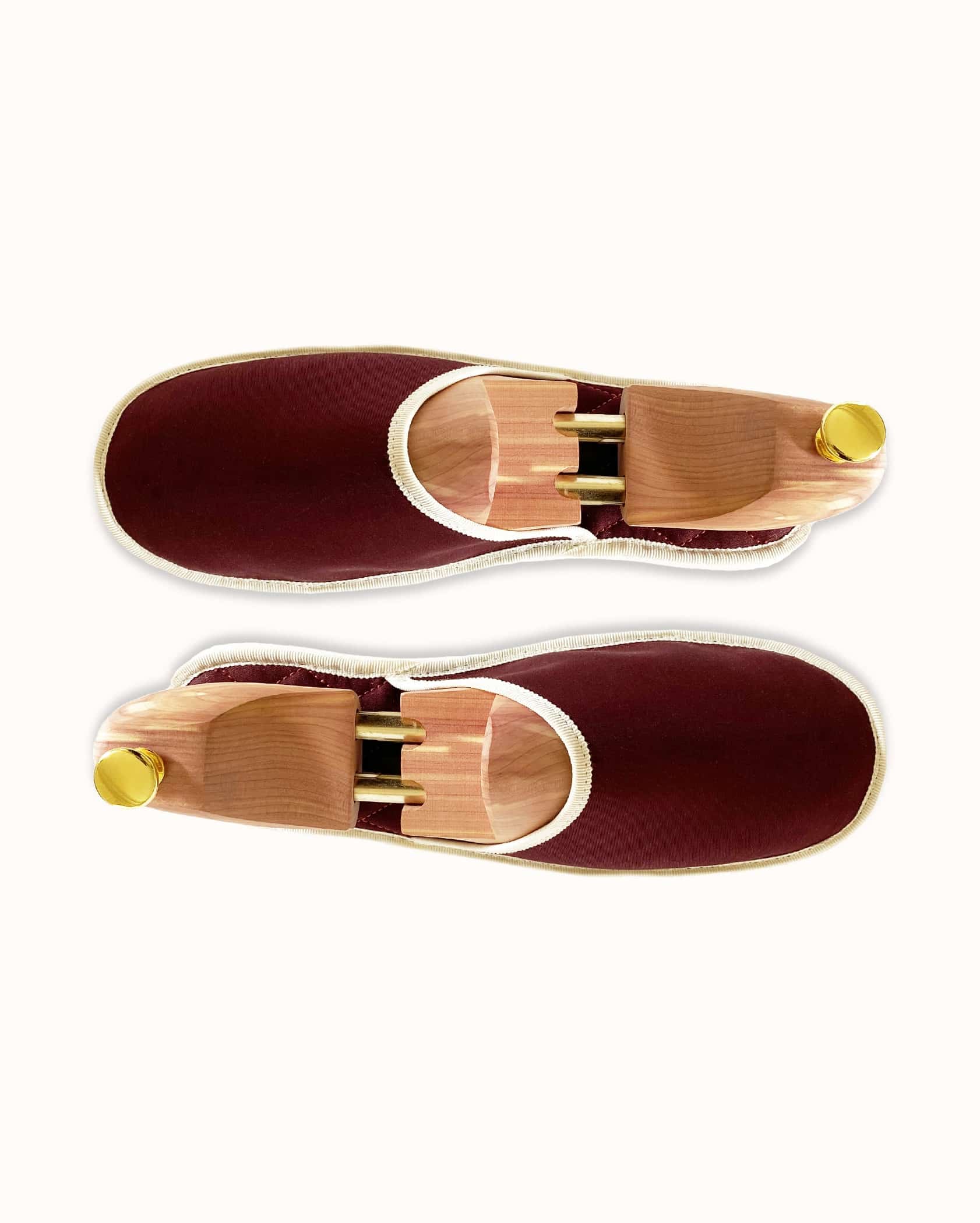 French slippers for men, women and kids. Le Spleen "Dionysos", red and white. A slip-on like hotel slippers with a quilted padding and an outstanding craftsmanship manufacturing. Made in France.
