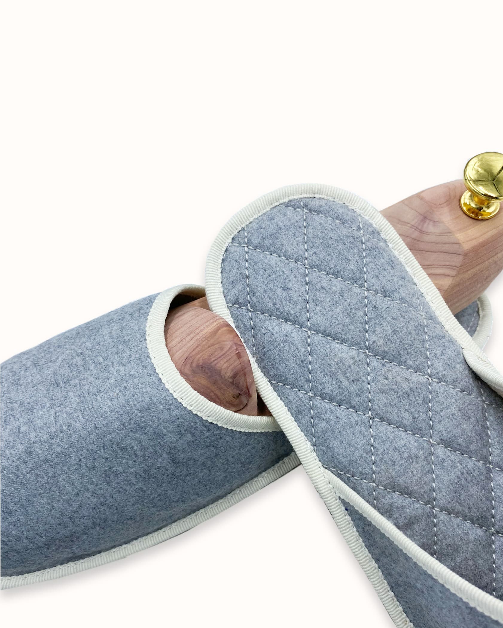 French slippers for men, women and kids. Le Spleen "Comme un Ouragan", blue and white. A slip-on like hotel slippers with a quilted padding and an outstanding craftsmanship manufacturing. Made in France.