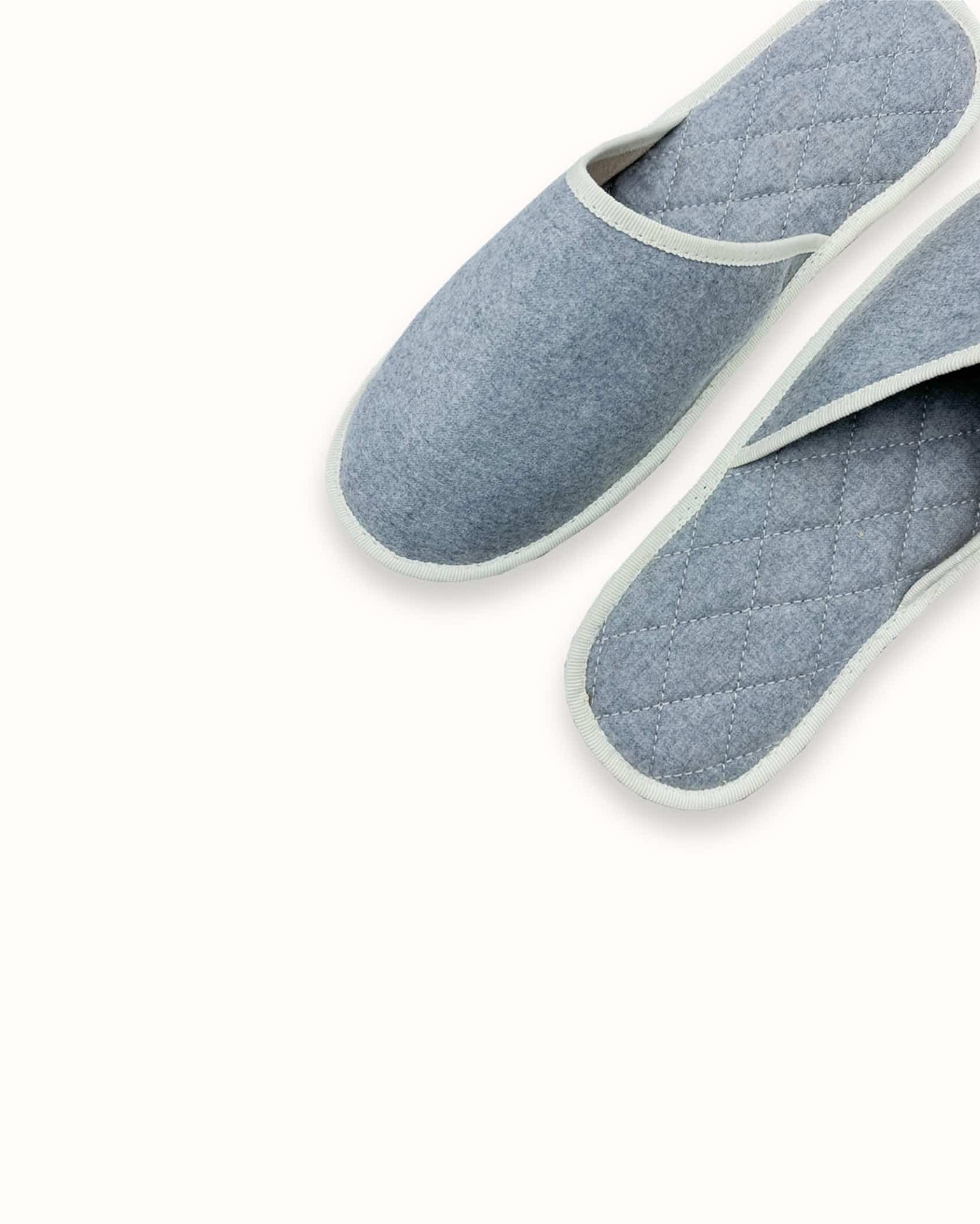 French slippers for men, women and kids. Le Spleen "Comme un Ouragan", blue and white. A slip-on like hotel slippers with a quilted padding and an outstanding craftsmanship manufacturing. Made in France.