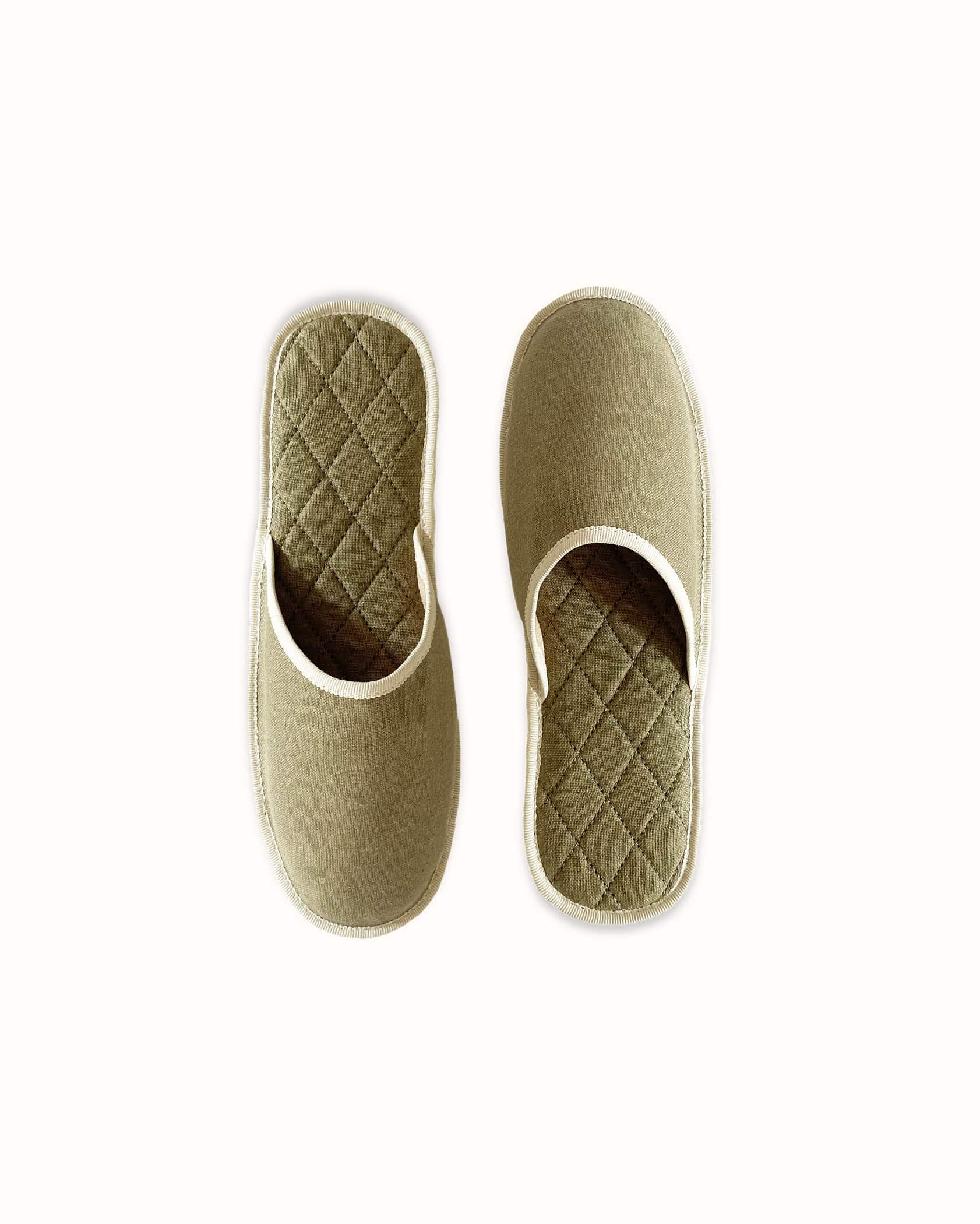 French slippers for men, women and kids. Le Spleen "Insomnie", green and white. A slip-on like hotel slippers with a quilted padding and an outstanding craftsmanship manufacturing. Made in France.