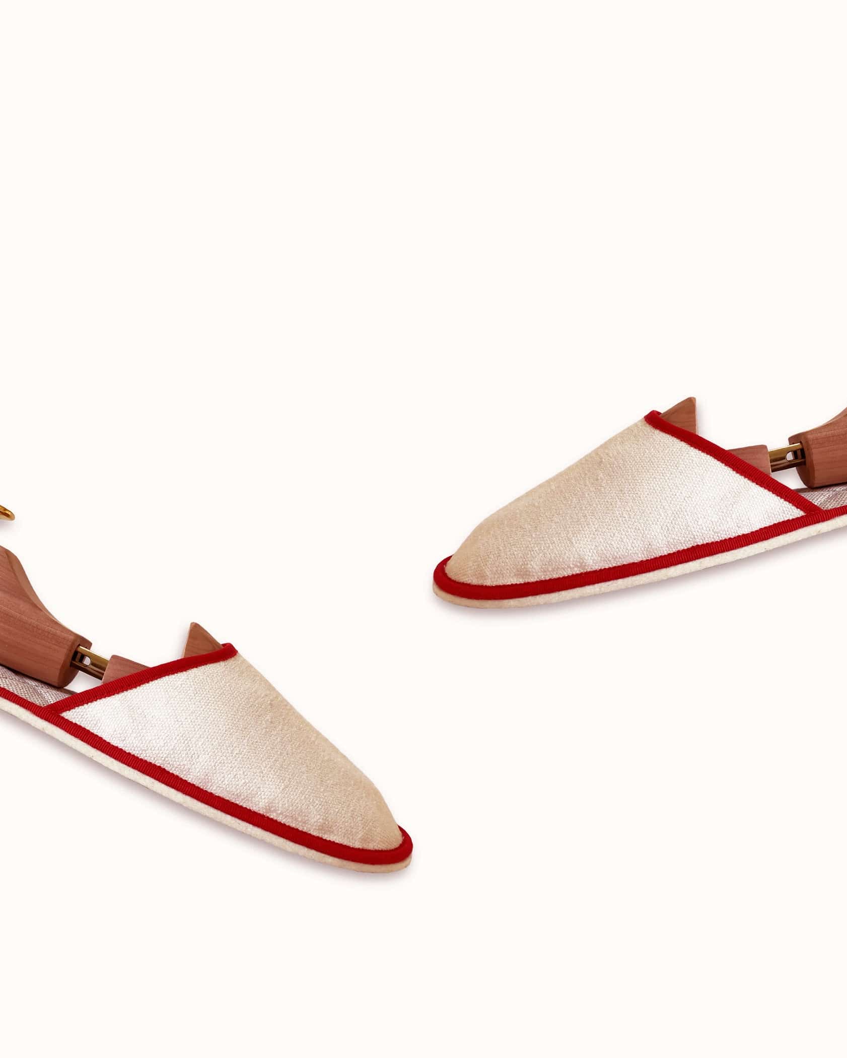 French slippers for men, women and kids. Le Spleen "Voiello", beige and red. A slip-on like hotel slippers with a quilted padding and an outstanding craftsmanship manufacturing. Made in France.