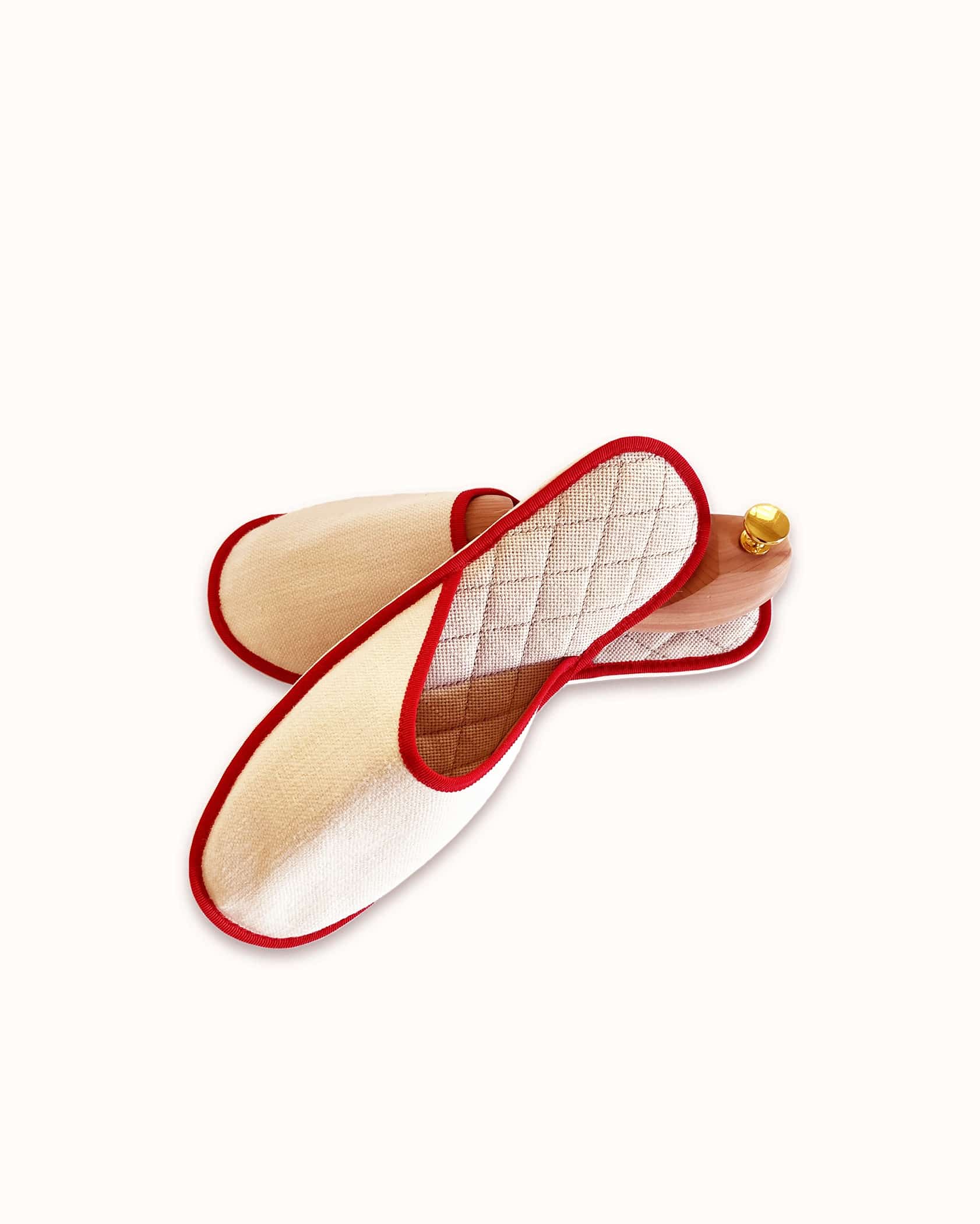 Chausson français pour homme, femme et enfant fabriqué en France. Modèle Voiello (beige et rouge), une pantoufle comme à l’hôtel vêtue d’un rembourrage matelassé et d’une finition sophistiquée.